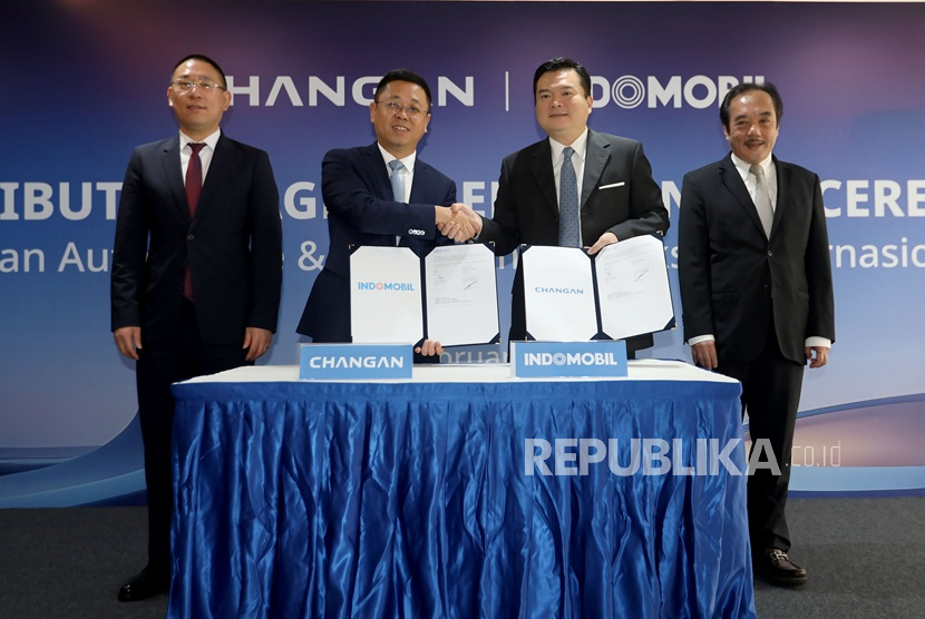 Changan Automobile, produsen otomotif asal China, secara resmi menandatangani kerja sama strategis dengan Indomobil Group, Jumat (21/2/2025). Kerja sama berupa Distributor Agreement untuk mendistribusikan kendaraan Changan di Indonesia. Kesepakatan yang ditandatangani oleh Andrew Nasuri, Direktur, PT Indomobil Sukses Internasional Tbk. dan Chou Qing, Vice President of Changan Auto Southeast Asia Co. Ltd. diselenggarakan di Indomobil Tower, Jakarta pada tanggal 21 Februari 2025. 