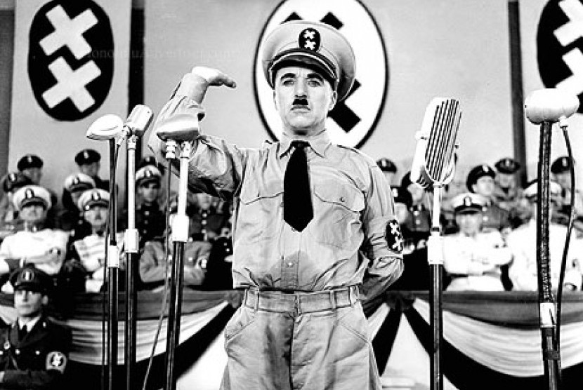 Chaplin ketika memparodikan sosok diktator bernama Adenoid Hynkel.