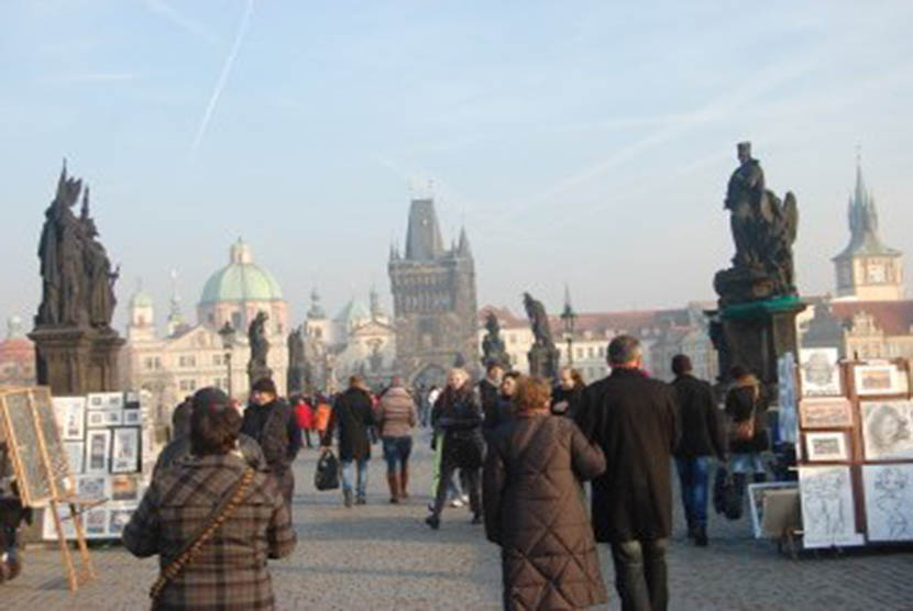 Charles Bridge di Kota Praha