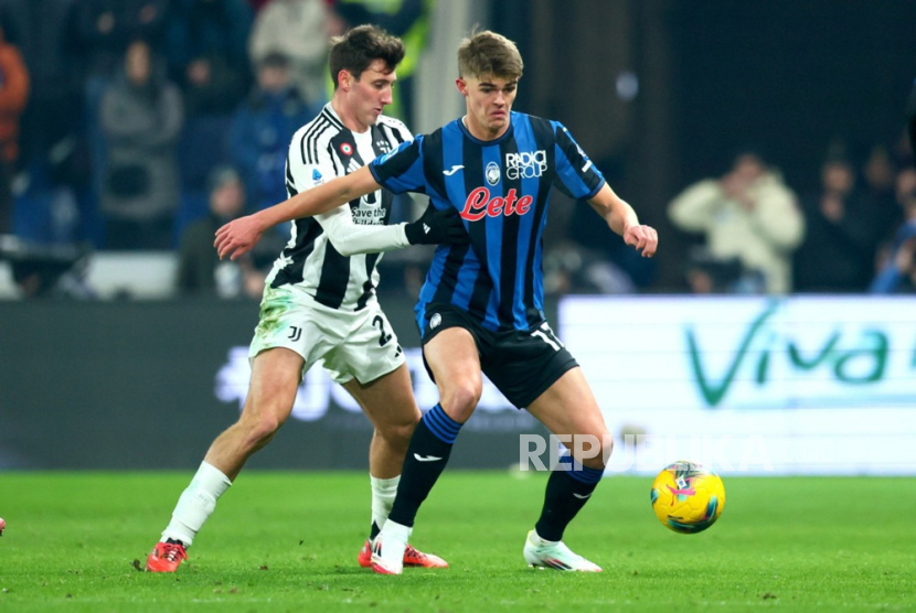 Charles De Ketelaere dari Atalanta dan Andrea Cambiaso (kiri) dari Juventus beraksi selama pertandingan sepak bola Serie A Liga Italia di Stadion Gewiss, Bergamo, Rabu (15/1/2025) dini hari WIB.