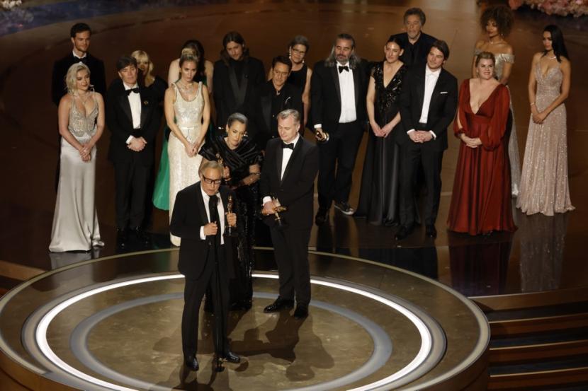 Charles Roven (tengah) di atas panggung setelah film Oppenheimer memenangkan Oscar untuk Film Terbaik pada upacara Academy Awards tahunan ke-96 di Teater Dolby di lingkungan Hollywood Los Angeles, California, AS, 10 Maret 2024. Oscar dipersembahkan untuk yang luar biasa upaya individu atau kolektif dalam pembuatan film dalam 23 kategori. 