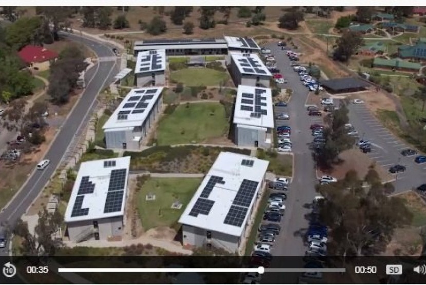 Charles Sturt University mengoperasikan 6.000 sistem panel surya di kampus Wagga Wagga senilai $3.2 juta atau setara Rp 32,8 miliar.