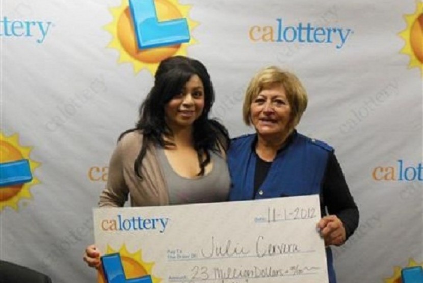 Charliena Borunda (left) poses with her mother, Julie Cervera at a Calfornia Lottery news conference in San Bernardino, California November 2, 2012 in this publicity handout photograph released by the California Lottery.   