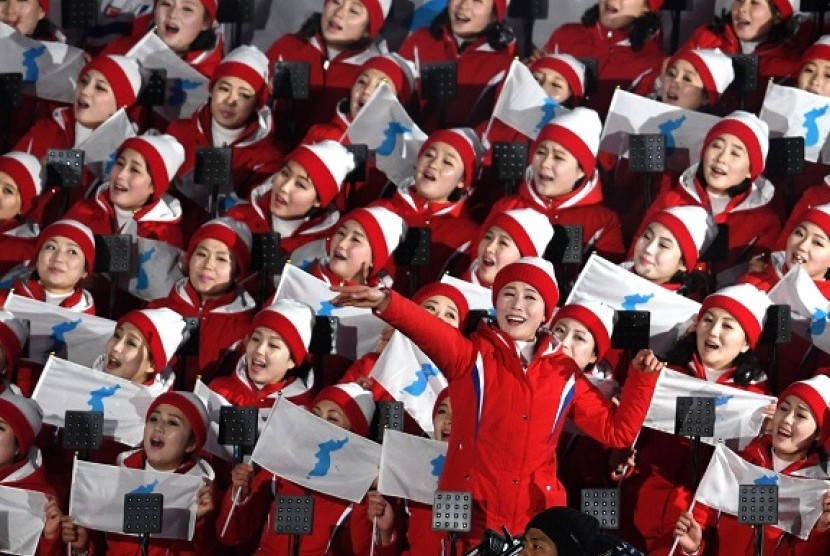 Cheerleader Korea Utara memegang bendera unifikasi Korea dalam latihan seremoni pembukaan Olimpiade Musim Dingin Pyeongchang, Korea Selatan, Februari lalu. 