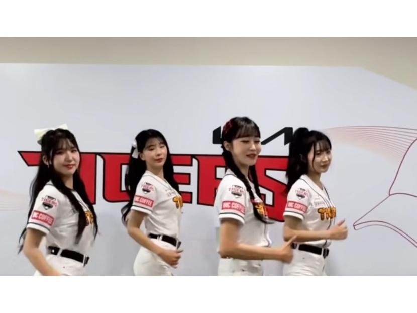 Cheerleader tim baseball KIA Tigers. Mereka mencuri perhatian dengan tarian Pikki Pikki hasil remix DJ asal Indonesia, Prenky Gantay.