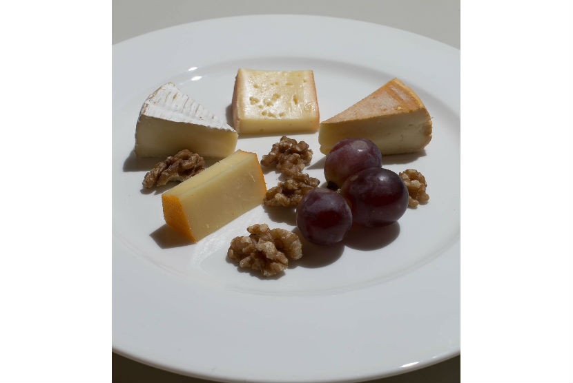 Cheese platter with nuts and grapes, menu khas Prancis.