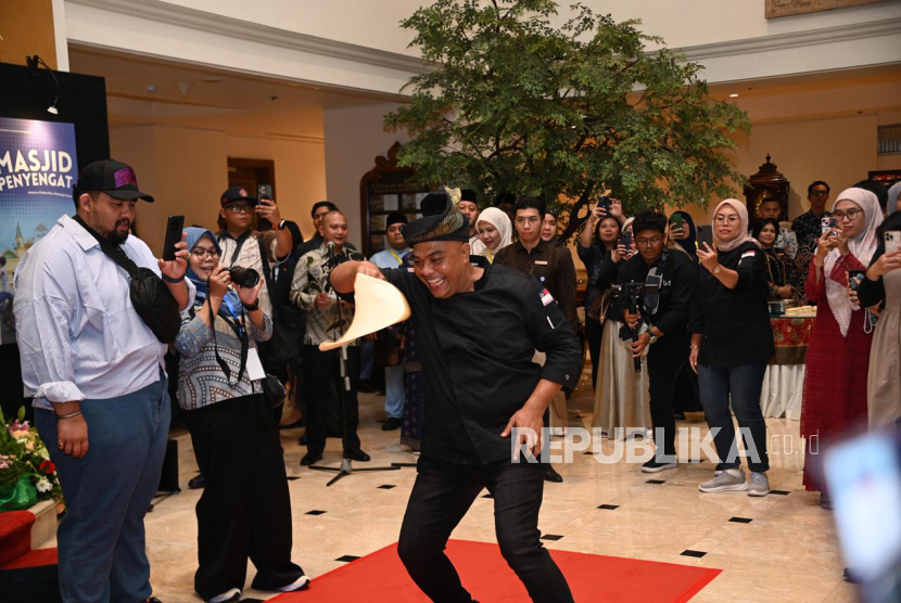Chef asal Malaysia, Mezan bin Md Said, saat melakukan atraksi Roti Terbang dalam pembukaan Melaka Food Promotion di Hotel Borobudur Jakarta, Kamis (23/10/2025). 