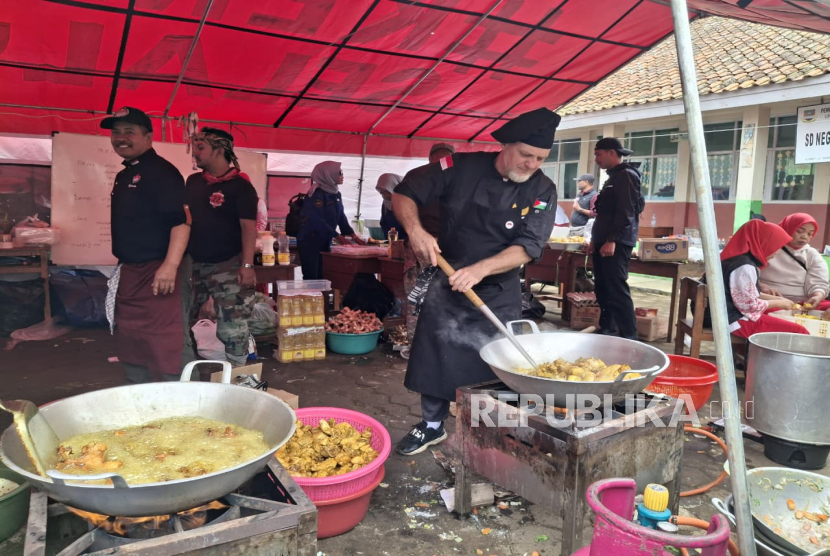 Chef Asal Prancis Memasak untuk Pengungsi Cisarua: Ini Semua Saudara Kita dalam Kemanusiaan
