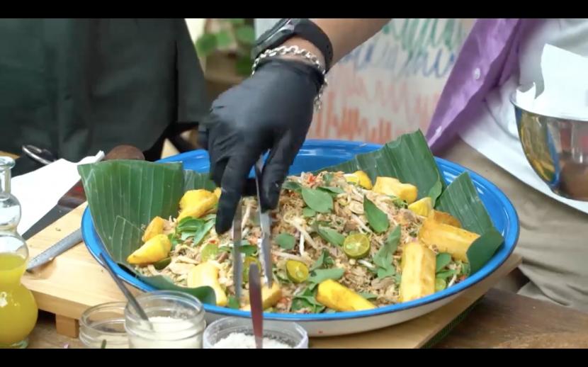 Chef Bara Pattiradjawane mendemokan Kohu-kohu, makanan khas Ambon dalam acara virtual Jakarta Content Week, Rabu (11/11). 