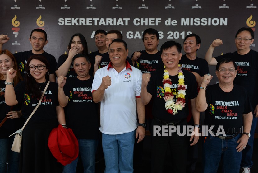 Chef de Mission (CdM) Indonesia Asian Games 2018 Komjen Pol. Syafruddin (tengah) bersama atlet cabang olahraga Bridge Asian Games yang akan melakukan uji coba ke Bulgaria, di Jakarta. Ahad (17/6).
