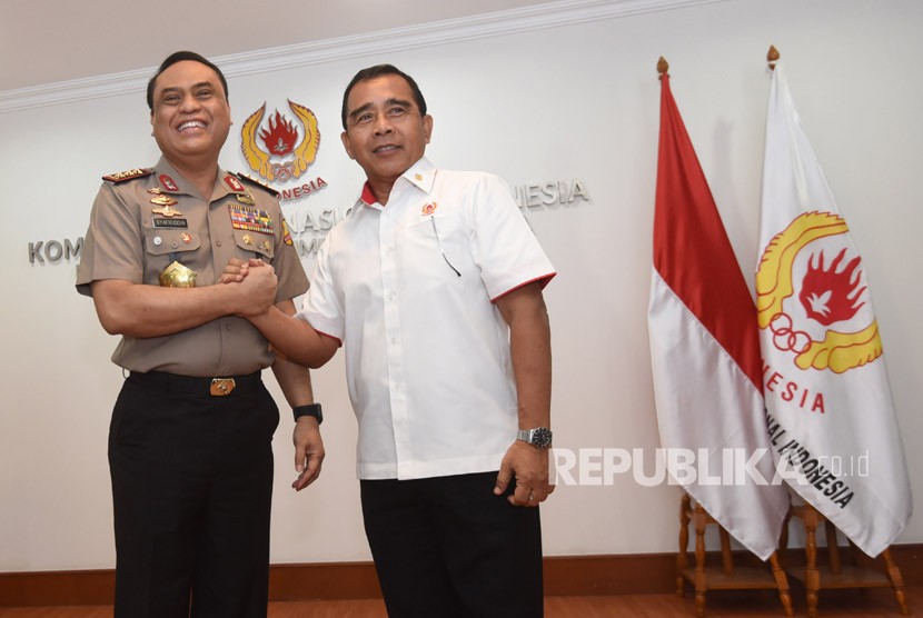 Chef de Mission (CdM) Indonesia pada Asian Games 2018 Komjen Pol Syafruddin (kiri).