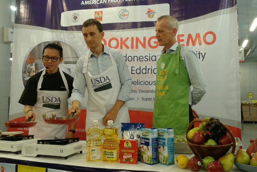 Chef Eddrian Tjhia saat melakukan demo masak menggunakan buah dari Amerika bersama perwakilan dari Kedubes AS, (6/12).