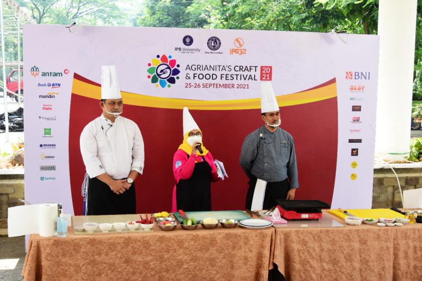 Chef Febi Krisnandi (Head Chef IPB International Convention Center & IPB Hotel)  dan Chef Maulana M Ivan (Executive Chef Ibis Styles Bogor Pajajaran) tampil di Agrianita’s Craft and Food Festival (ACFF), Sabtu (25/9).