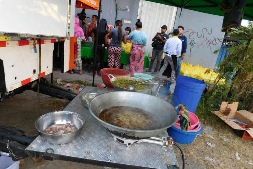 Chef Food Truck ACT memproduksi dan mendistribusikan makanan di pengungsian di Kampung Gebang Barat, Desa Pagesangan Timur, Kota Mataram, Lombok, NTB pada Jumat (10/8).