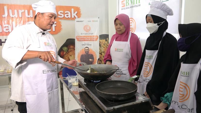 Chef Haryo melatih para  juru masak mustahik binaan BMH yang menyediakakan makanan buka puasa gratis di Jabodetabek, Jumat (8/4).