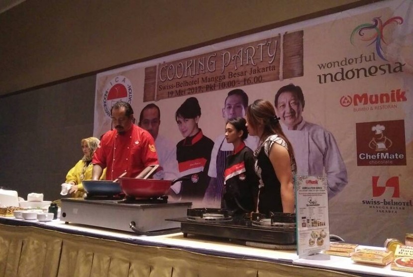 Chef Henry Bloem dalam demo masak di acara Cooking Party ICA, Jumat (19/5).