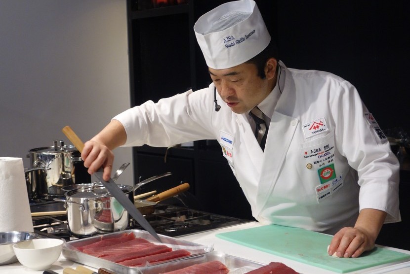 Chef Hirotoshi Ogawa dari World Sushi Institute.