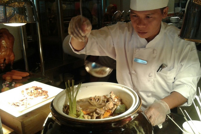Chef I Nengah Mingguana bersama ayam kuah becundang dalam promosi kuliner Indonesia di JW Marriott Jakarta.