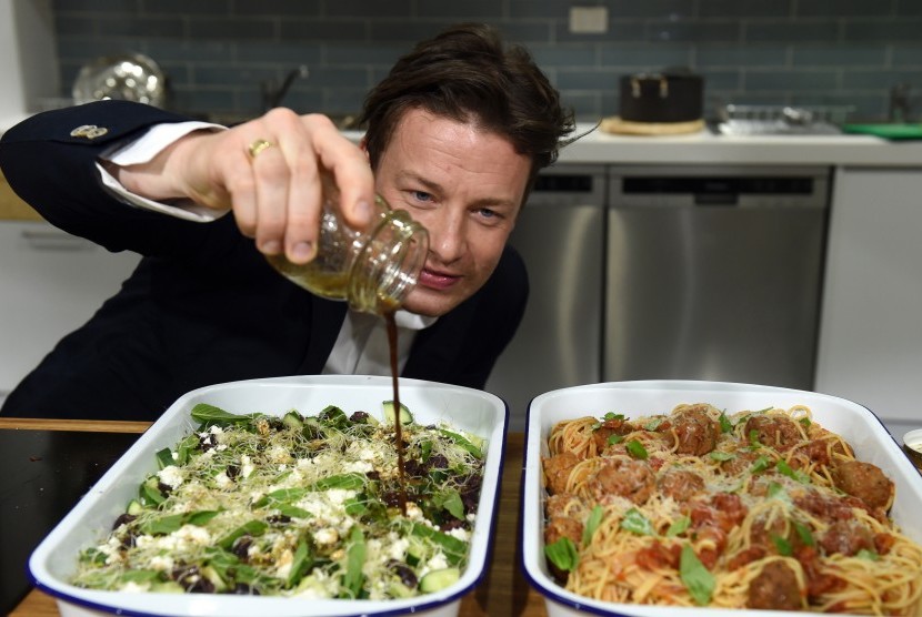Chef Jamie Oliver membagikan inspirasi menu makannya dalam satu hari.
