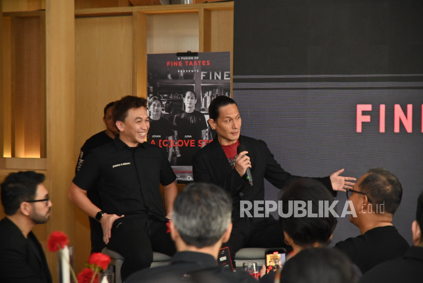 Chef Juna (kanan) dalam acara An Afternoon with Fine Tastes di Solo Ristorante, WTC 3 Sudirman yang menghadirkan pemutaran perdana film pendek A (C)love Story dan diskusi Insight Talk bersama para chef 4 Oktober lalu.