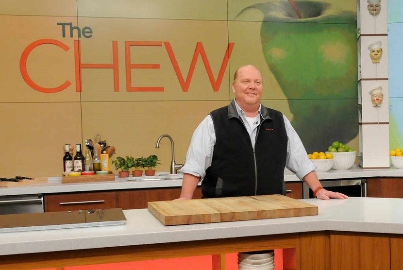Chef Mario Batali saat memandu acara masak memasak The Chew yang ditayangkan di jaringan stasiun ABC.