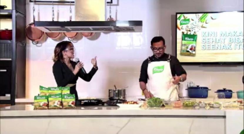 Chef Norman Ismail menyebut, makanan sehat juga mudah dibuat. Dalam acara virtual peluncuran Knorr Mushroom and Vegetable Seasoning, Selasa (23/11), ia mencontohkan cara membuat salad apel saus madu.. 