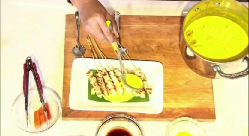 Chef Norman Ismail mencontohkan cara membuat satai ayam siram kuah soto Betawi dalam acara virtual peluncuran Knorr Mushroom and Vegetable Seasoning, Selasa (23/11). 