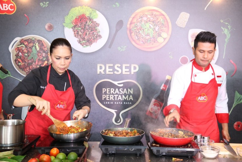 Lebih 100 juru masak atau chef kelas dunia bakal menggoyang lidah pecinta kuliner Nusantara di Ubud Food Festival 2023