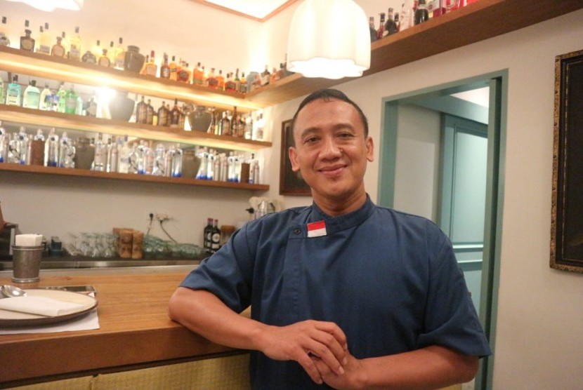 Chef Rahmat Hidayat dari Kaum Jakarta meracik sejumlah menu khas Siak, seperti ayam masak kurma.