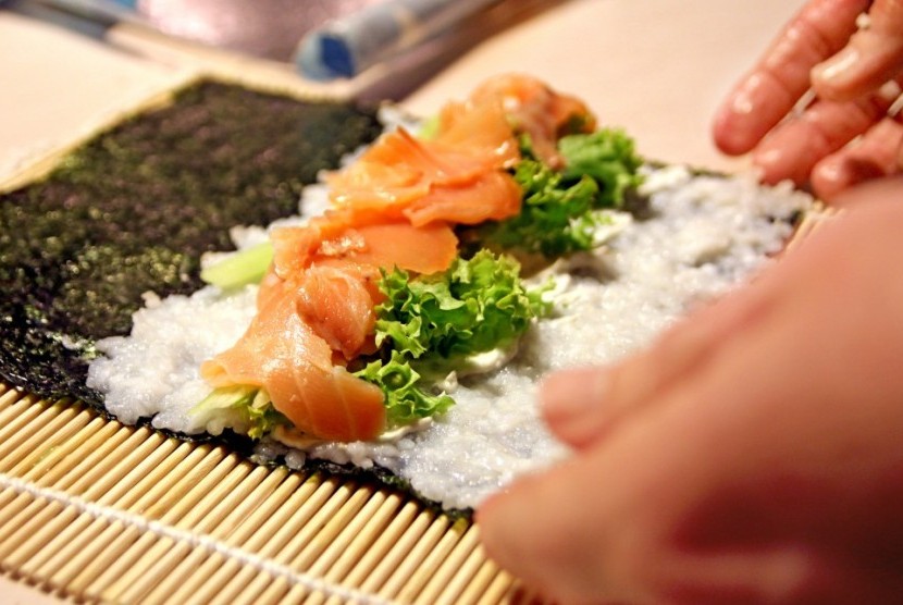 Chef sedang membuat sushi.