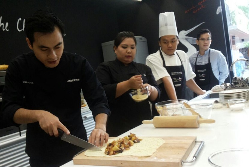 Chef Steby Rafael menunjukkan cara membuat Snowy Christmas Apple Strudle 