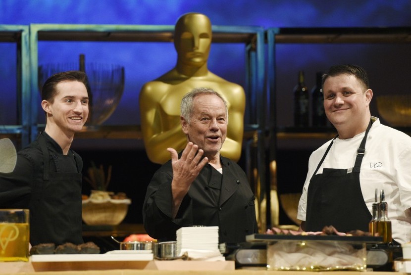  Chef Wolfgang Puck (tengah) berbicara dalam konferensi pers menjelang Academy Awards ke-91, Jumat (15/2) di Los Angeles. Ini adalah tahun ke-25 bagi Puck untuk menyiapkan jasa katering Piala Oscar.