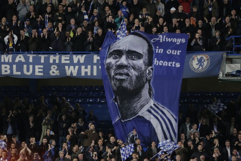 Spanduk raksasa bergambar Didier Drogba di Stamford Bridge, markas Chelsea.