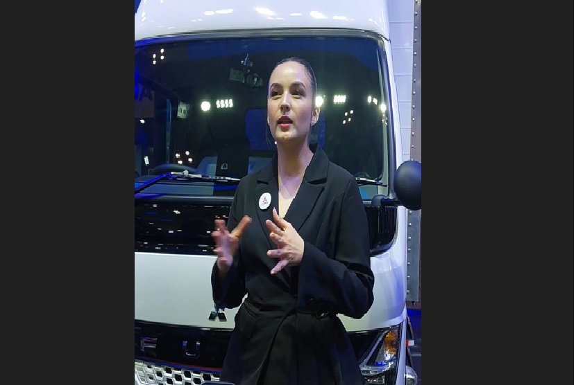 Chelsea Islan, aktris dan model, usai mengendarai langsung truk listrik eCanter Mitsubishi Fuso di ajang Gaikindo Indonesia International Auto Show (GIIAS) 2024 yang berlangsung di ICE BSD, Tangerang.