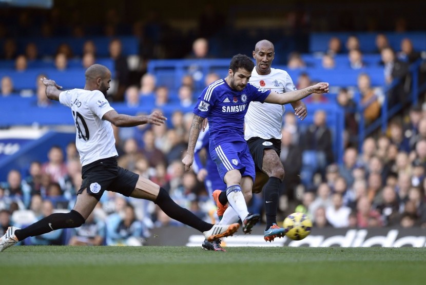 Chelsea's Cesc Fabregas (C) shoots but fails to score during their English Premier League soccer match against Queens Park Rangers at Stamford Bridge in London November 1, 2014