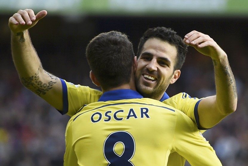 Chelsea's Cesc Fabregas (REAR) celebrates with team-mate Oscar after scoring a goal against Crystal Palace during their English Premier League soccer match at Selhurst Park in London October 18, 2014.