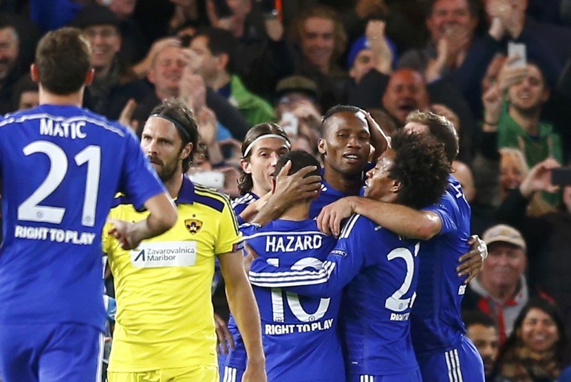 Chelsea's Didier Drogba (3rd R) celebrates with team-mates after scoring a penatly during their Champions League Group G soccer match against Maribor at Stamford Bridge in London October 21, 2014. 