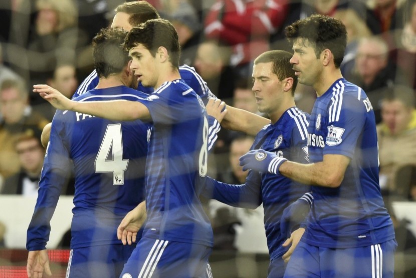 Chelsea's Diego Costa (R) celebrates his second goal against Swansea City with team-mates during their English Premier League soccer match at the Liberty Stadium in Swansea, Wales January 17, 2015. 