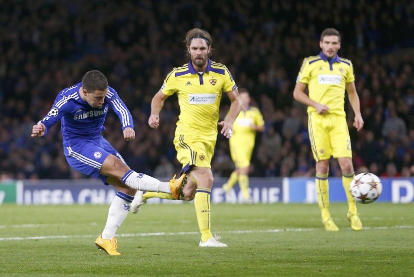 Chelsea's Eden Hazard (L) shoots to score Chelsea's sixth goal during their Champions League Group G soccer match against Maribor at Stamford Bridge in London October 21, 2014. 