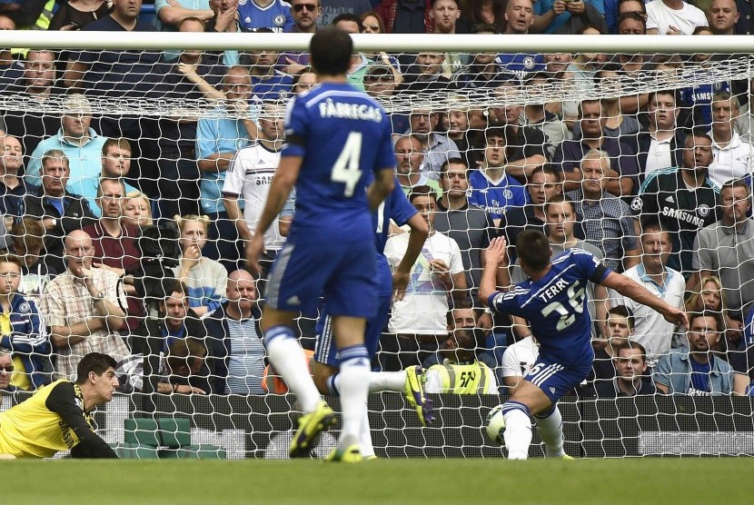 Chelsea's John Terry (R) scores an own goal during their English Premier League soccer match against Swansea at the Stamford Bridge in London September 13, 2014