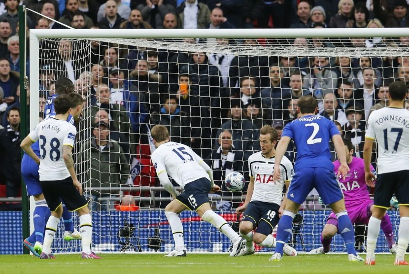  Chelsea's John Terry scores the first goal for his side as Tottenham's Harry Kane tries to block