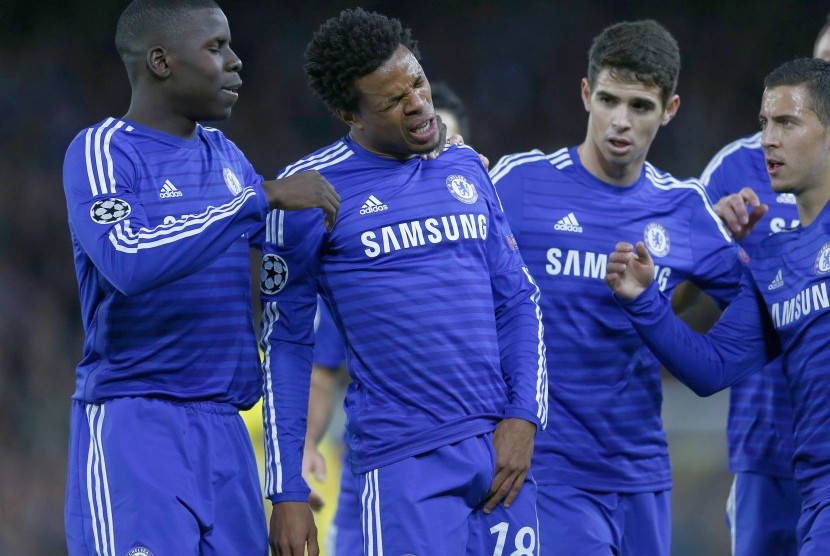 Chelsea's Loic Remy (2nd L) reacts after sustaining an injury as he scored a goal during their Champions League Group G soccer match against Maribor at Stamford Bridge in London October 21, 2014.
