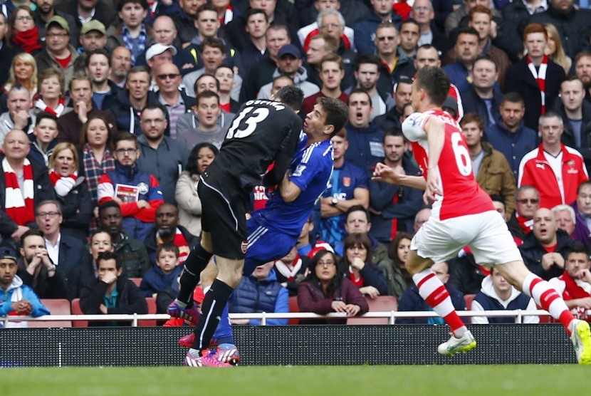 Chelsea's Oscar collides with Arsenal's David Ospina after shooting at goal 