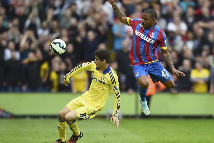 Chelsea's Oscar (L) is challenged by Crystal Palace's Jason Puncheon during their English Premier League soccer match at Selhurst Park in London October 18, 2014