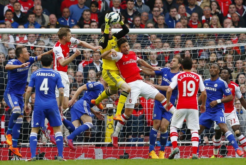  Chelsea's Thibaut Courtois in action with Arsenal's Olivier Giroud