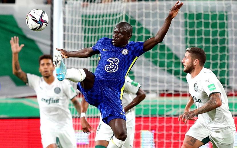 Gelandang Chelsea N''Golo Kante beraksi dalam pertandingan final Piala Dunia Antarklub vs Palmeiras di Abu Dhabi, UEA.