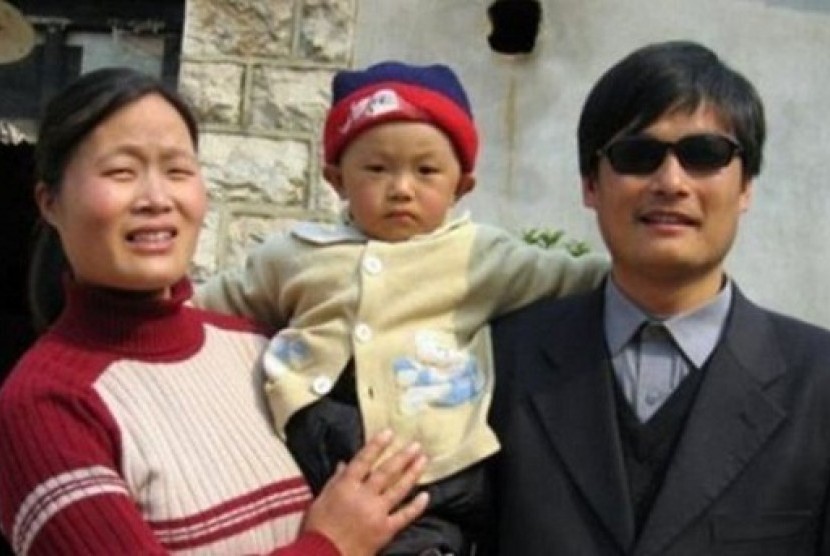 Chen Guangchen (kanan) beserta anaknya Chen Kerui dan istrinya YUan Weijing (kiri) di provinsi Shadong, Tiongkok.