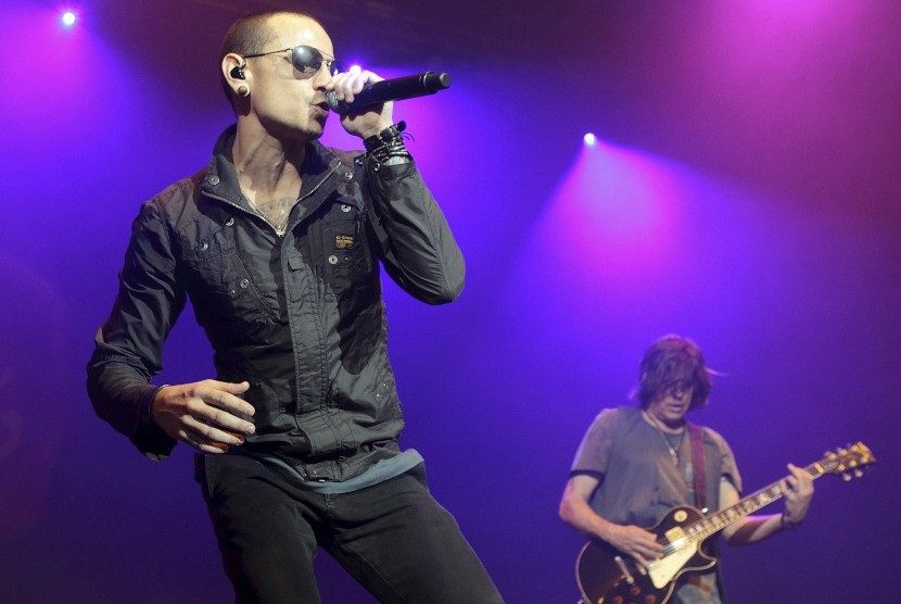 Mendiang vokalis Linkin Park, Chester Bennington (kiri). Chester meninggal bunuh diri dalam usia 41 tahun pada 2017.