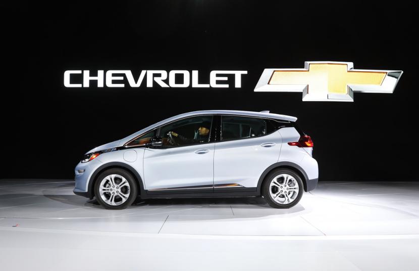 Chevrolet memamerkan Chevrolet Bolt mereka di North American International Auto Show pada 9 Januari 2017 di Detroit. General Motors membukukan penjualan Chevrolet Bolt yang kuat pada kuartal pertama tahun 2023 untuk mengalahkan saingan lintas kota Ford dari posisi kedua dalam perlombaan penjualan kendaraan listrik AS.