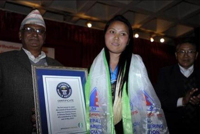 Chhurim Sherpa menerima sertifikat pengakuan dari Guinnes World Record